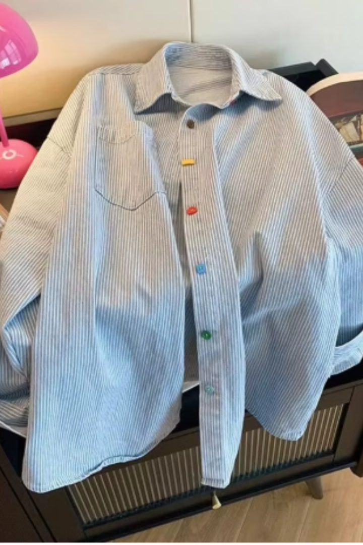 Versatile women's striped oversized button-down shirt, long sleeve, ideal for comfortable and chic casual wear.
