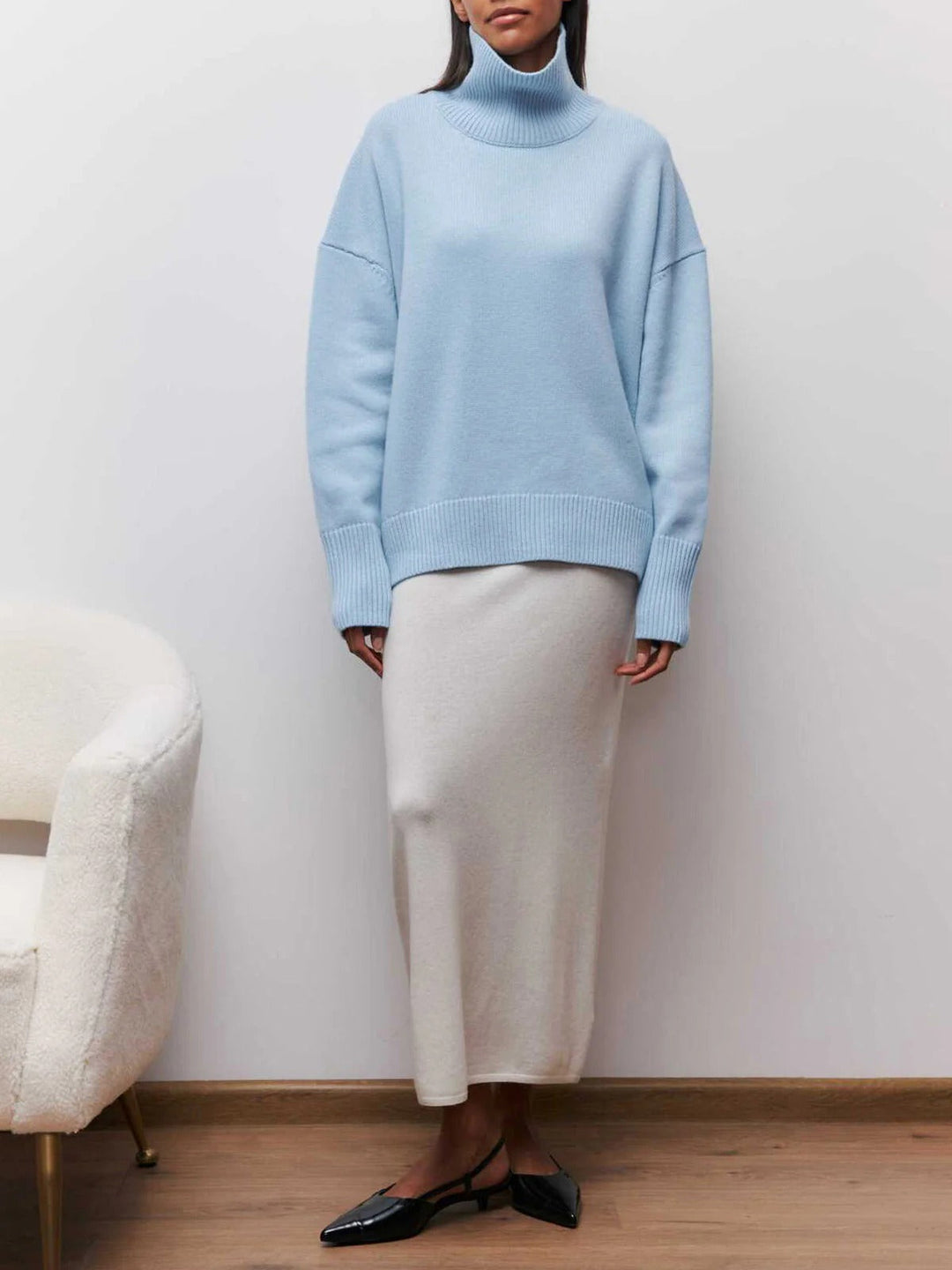 Chic women's oversized turtleneck sweater, ideal for casual outfits with stylish elbow slits.