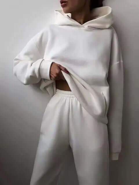 Women's oversized two-piece tracksuit with a matching hoodie and joggers for ultimate comfort and style.