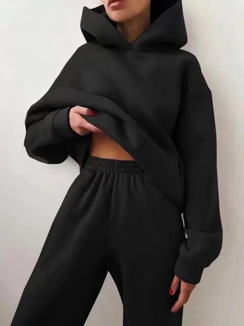 Complete women's oversized tracksuit set. Two-piece loungewear outfit for maximum comfort and relaxation.