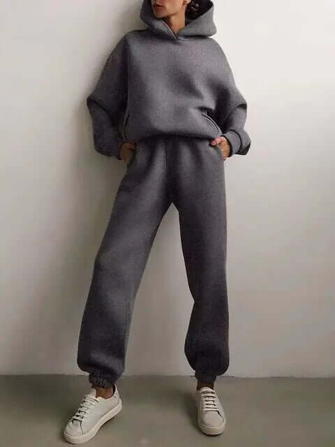 Stylish women's fall/winter oversized tracksuit set. Warm two-piece outfit with hoodie & joggers for comfort.