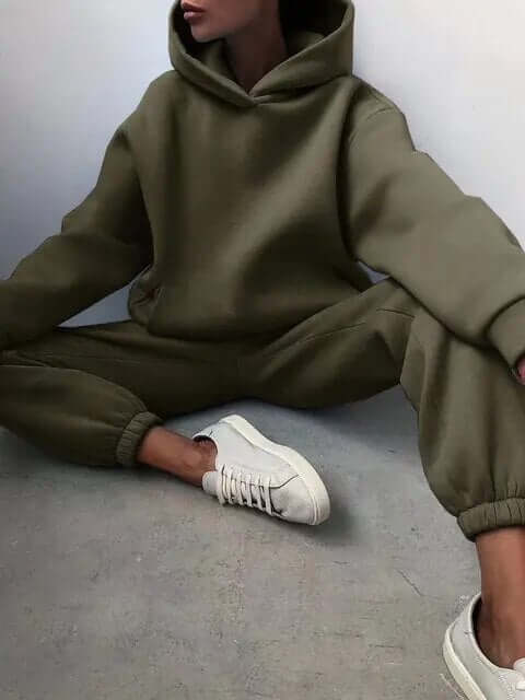Casual women's activewear set, oversized two-piece. Comfy hoodie and joggers for everyday wear and fashion.