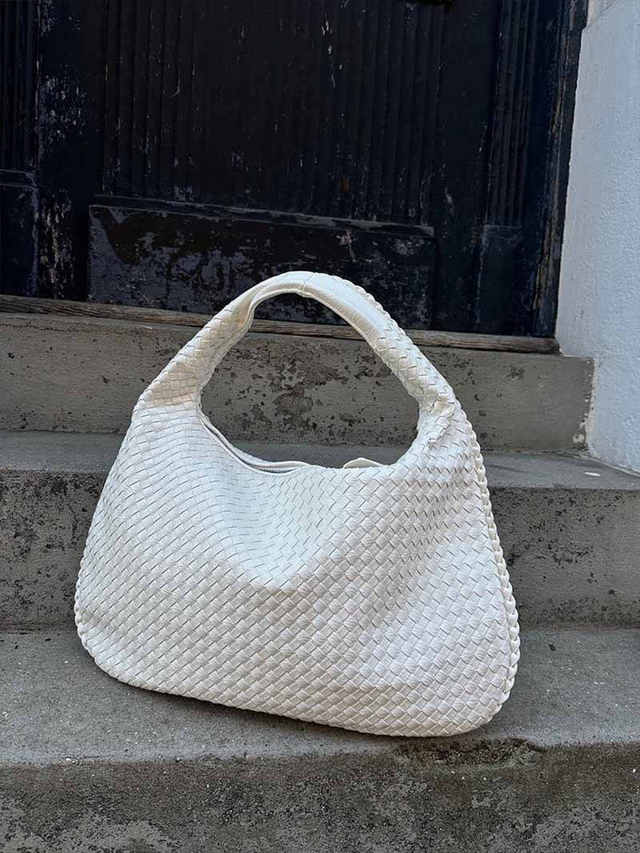 Women's hobo bag, large capacity & casual appeal, a stylish travel companion.