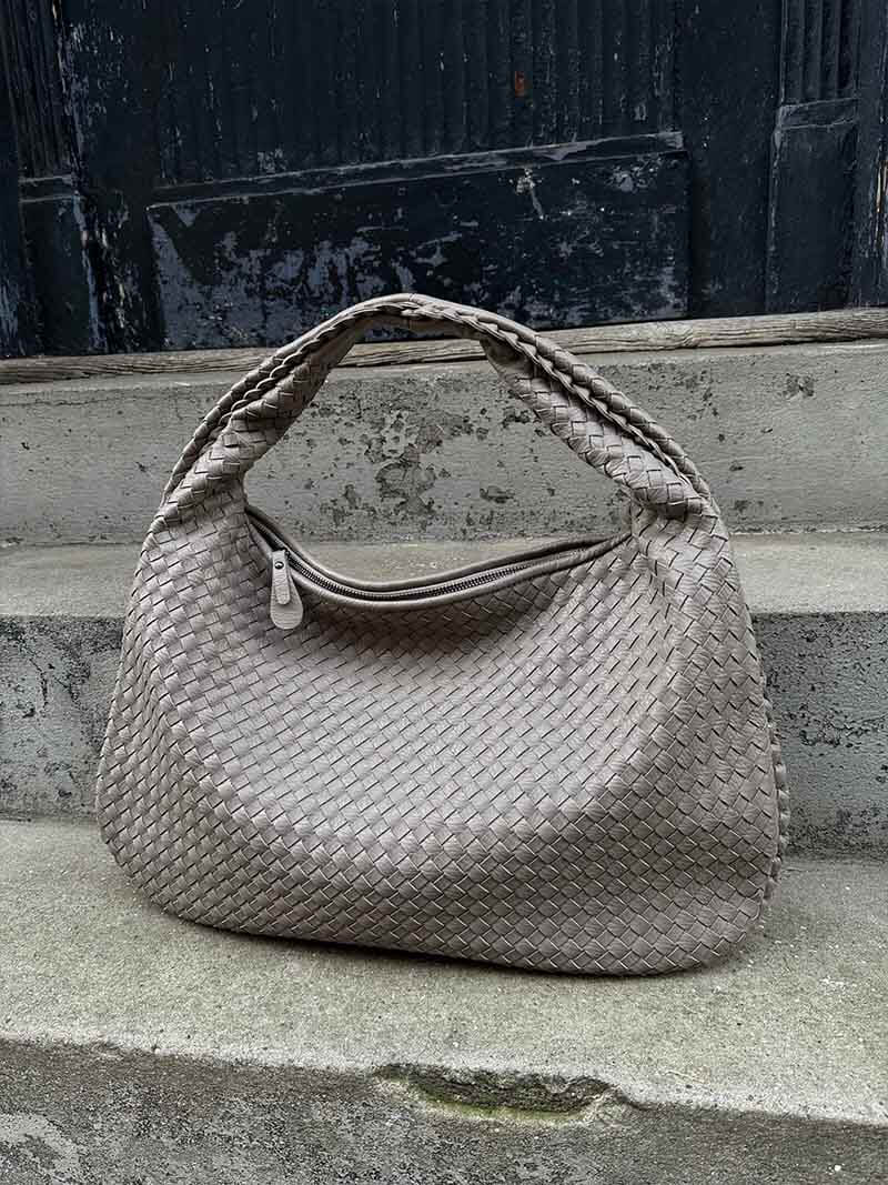 Women's casual everyday bag, oversized hobo style, spacious and comfortable.