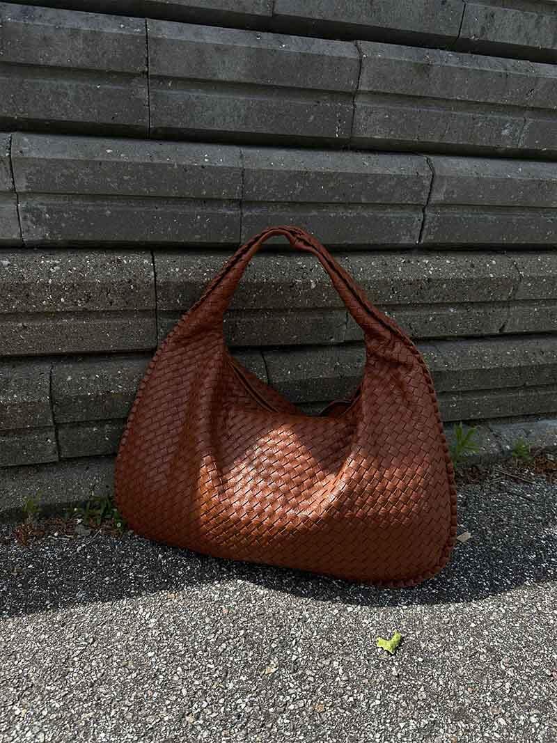 Woven handbag, stylish and spacious for women, an everyday essential.