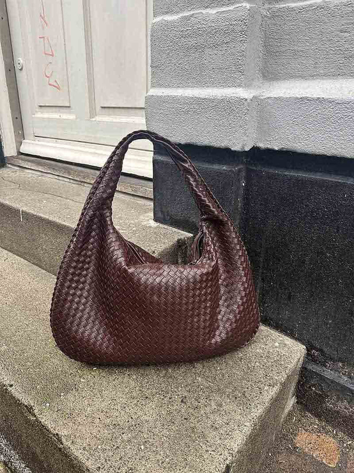 Oversized tote for women, perfect for daily essentials, woven and practical.