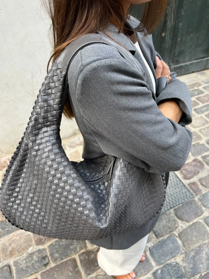 Stylish everyday essential, women's hobo bag, spacious and minimalist.