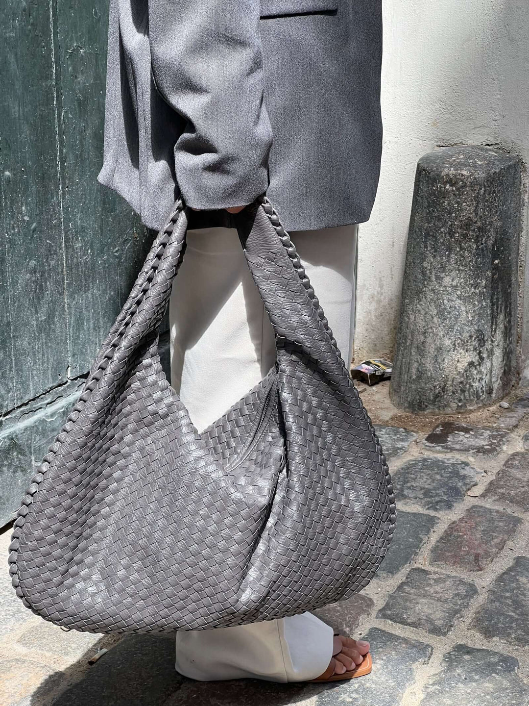 Woven shoulder bag, large capacity for women, ideal for casual everyday carry.
