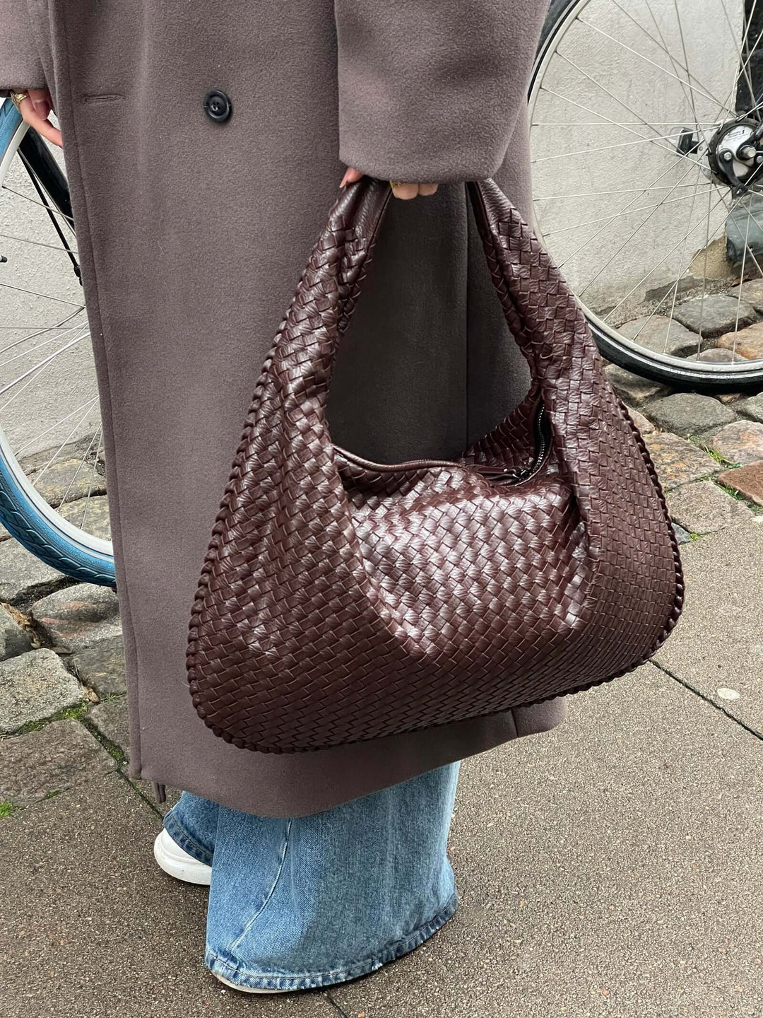 Casual oversized handbag, spacious and stylish, a perfect women's travel bag.