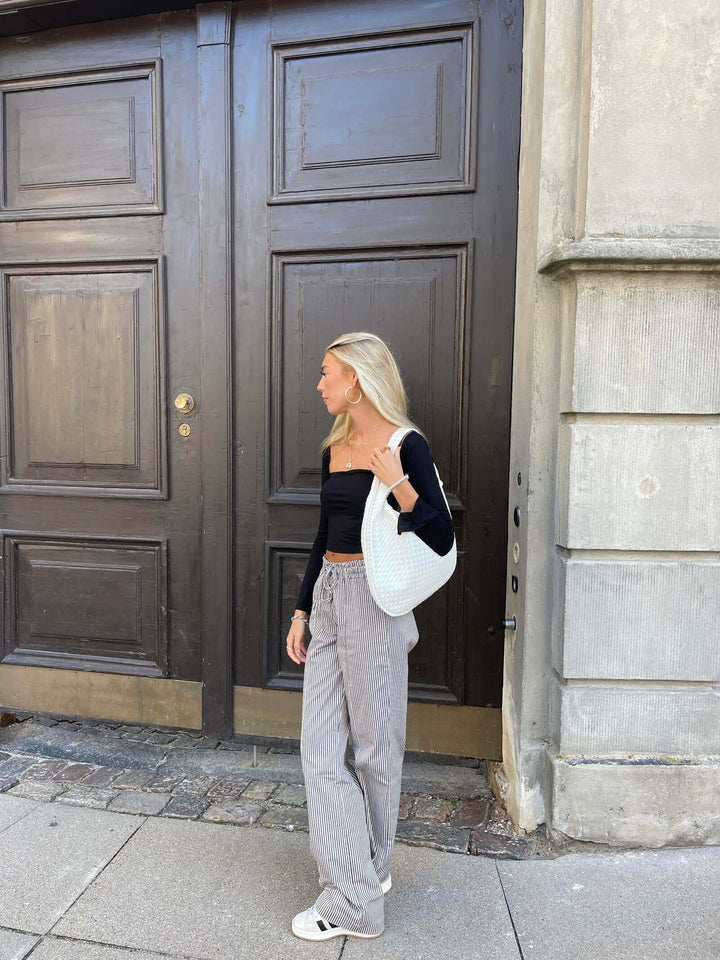 Minimalist women's bag, woven hobo style, spacious and practical for daily use.