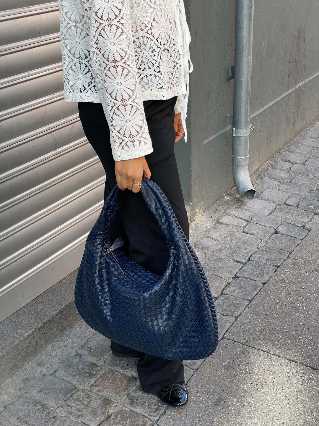 Large woven shoulder bag, perfect for travel and daily use, a women's essential.