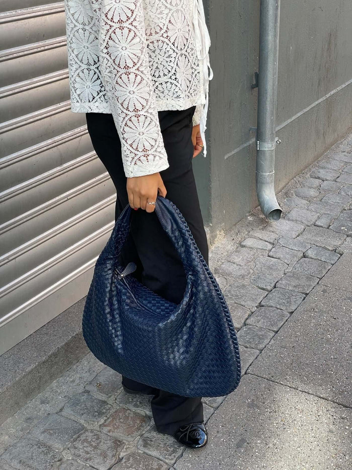 Large woven shoulder bag, perfect for travel and daily use, a women's essential.