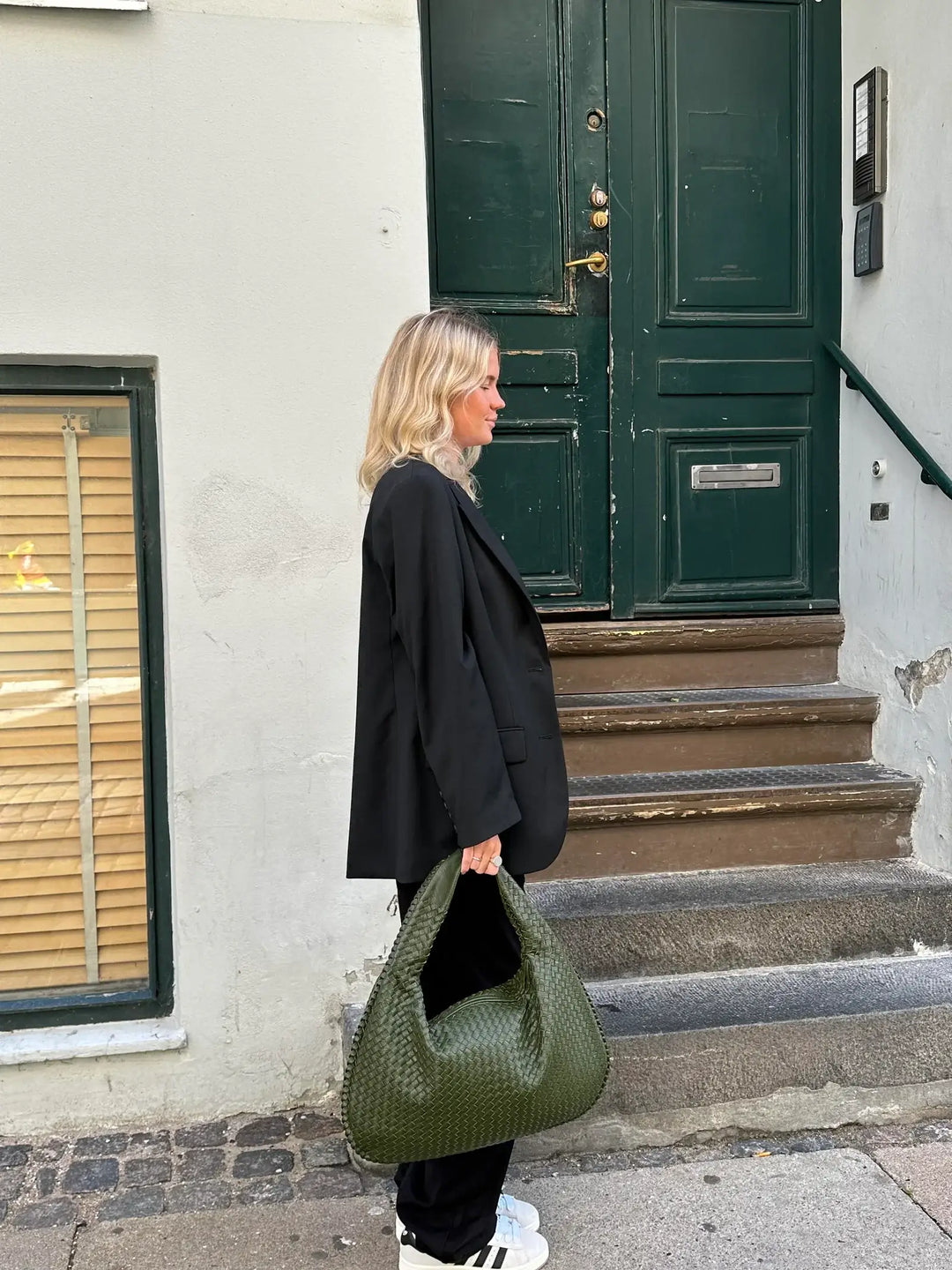 Oversized casual tote, spacious for women, woven texture, stylish everyday bag.