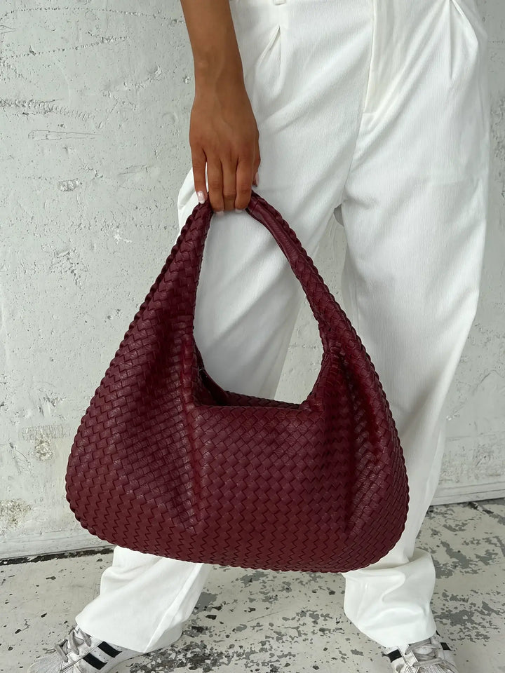 Everyday essential woven bag, large capacity, a stylish and practical women's tote.