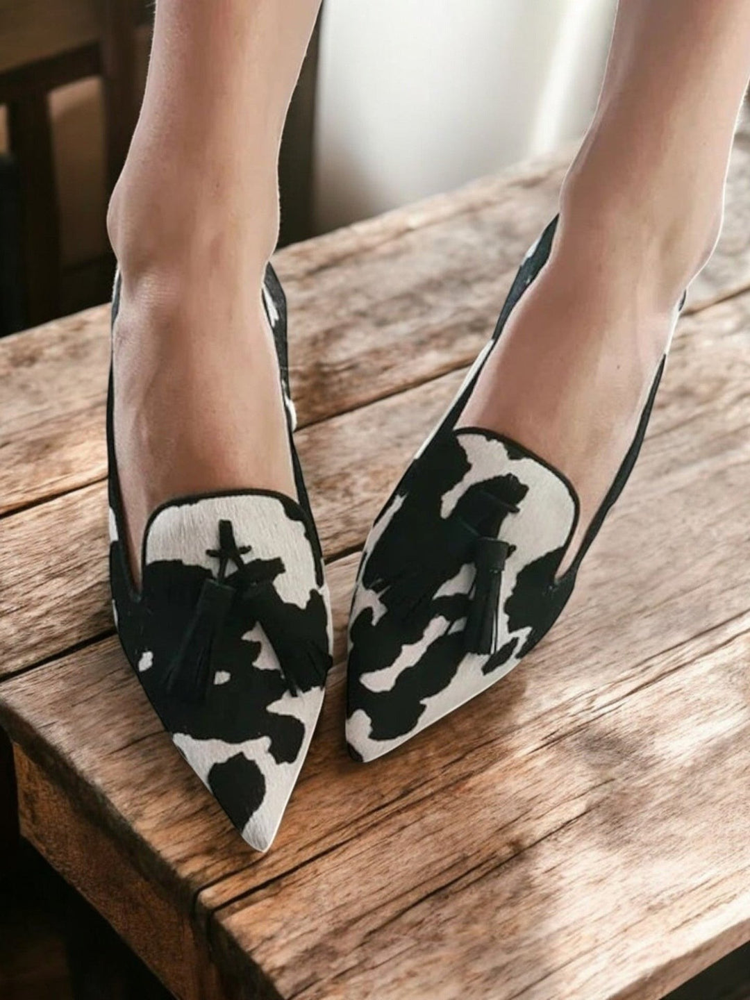 Fashionable women's patterned slip-on loafers featuring chic tassel detail, a comfortable and elegant flat shoe.