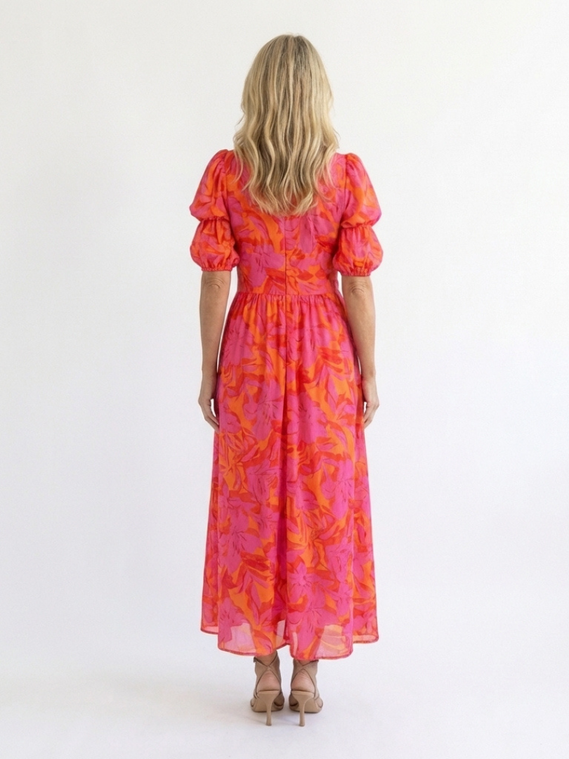 Elegant women's pink floral V-neck midi dress with chic puff sleeves. A comfortable choice for spring and summer.