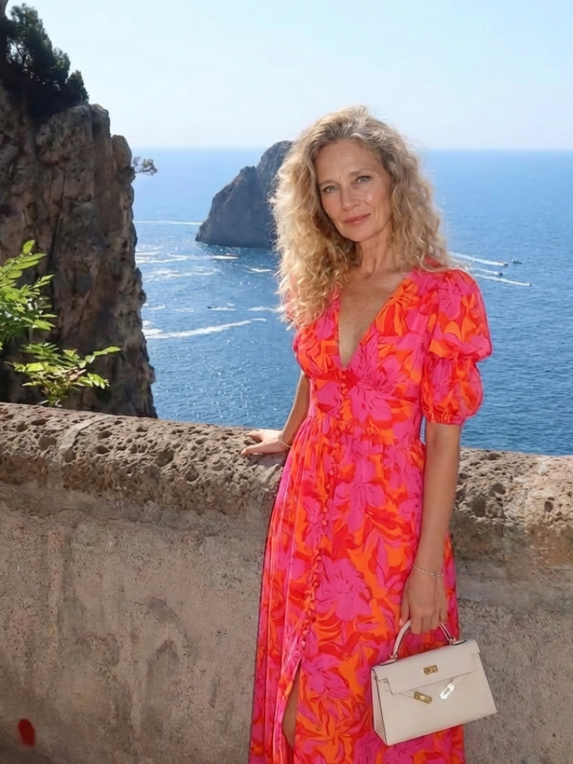 Pretty women's pink floral midi dress, perfect as a comfortable day dress. Features V-neck and puff sleeves.