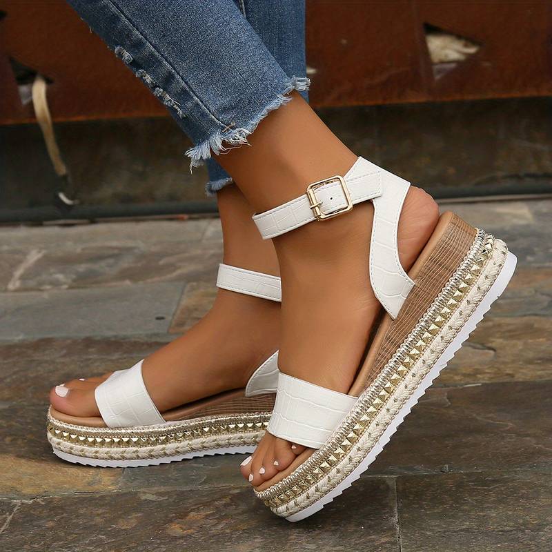 Versatile women's platform strap sandals. Stylish & comfortable open-toe footwear for summer, beach, or casual wear.