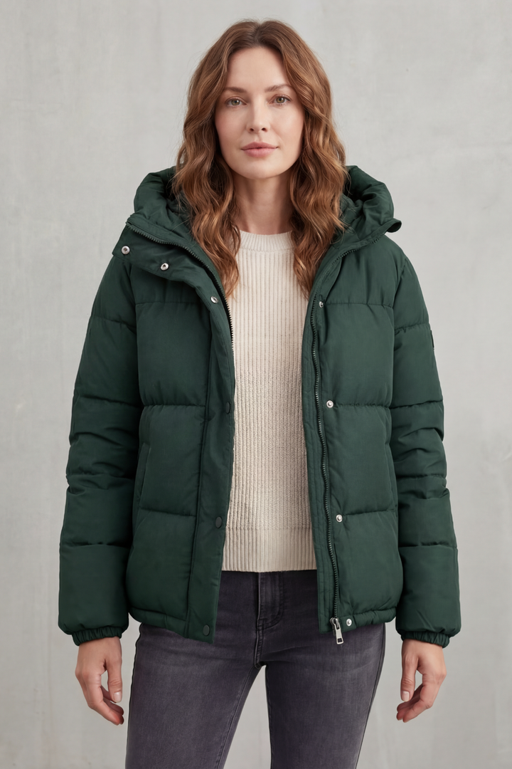 Stay warm & stylish with this women's lightweight quilted puffer jacket, a winter fashion essential.