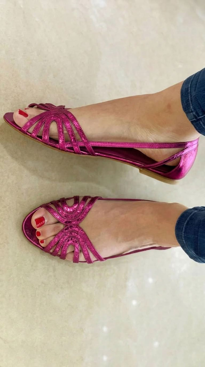 Supportive women's walking sandals, offering radiant comfort for all-day summer wear. Open-toe slip-on style.