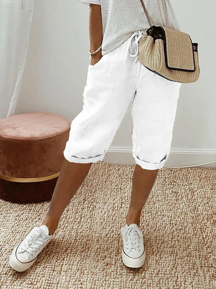 Lightweight women's relaxed cropped pants, designed for ultimate comfort and warm-weather everyday style.