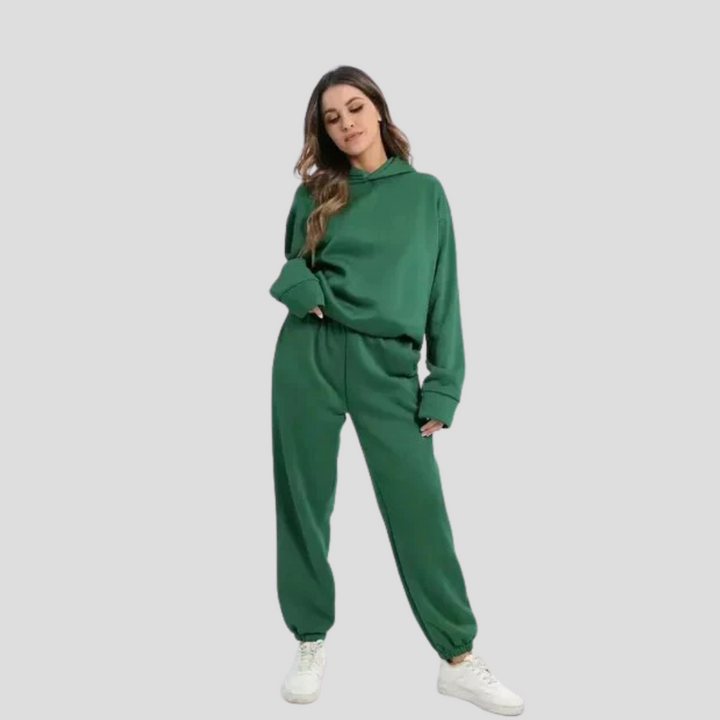 Cozy women's winter loungewear set: relaxed fit hoodie and jogger pants for ultimate comfort and casual style.