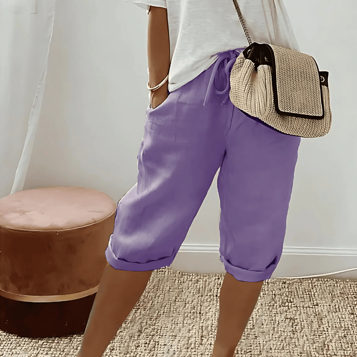 Stylish women's relaxed knee-length shorts, comfortable for casual wear, perfect for summer fashion.