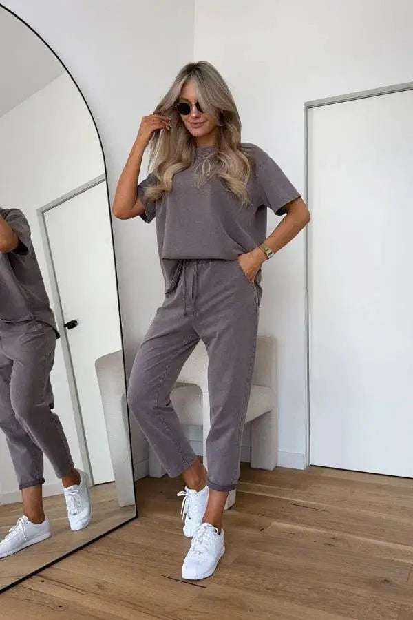 Versatile women's relaxed fit two-piece loungewear set, perfect as a summer outfit or cozy home wear.