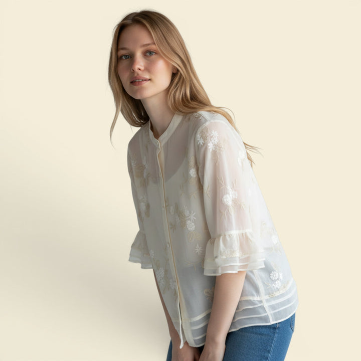 Chic women's summer blouse, relaxed fit, featuring elegant floral embroidery. Comfortable and stylish.