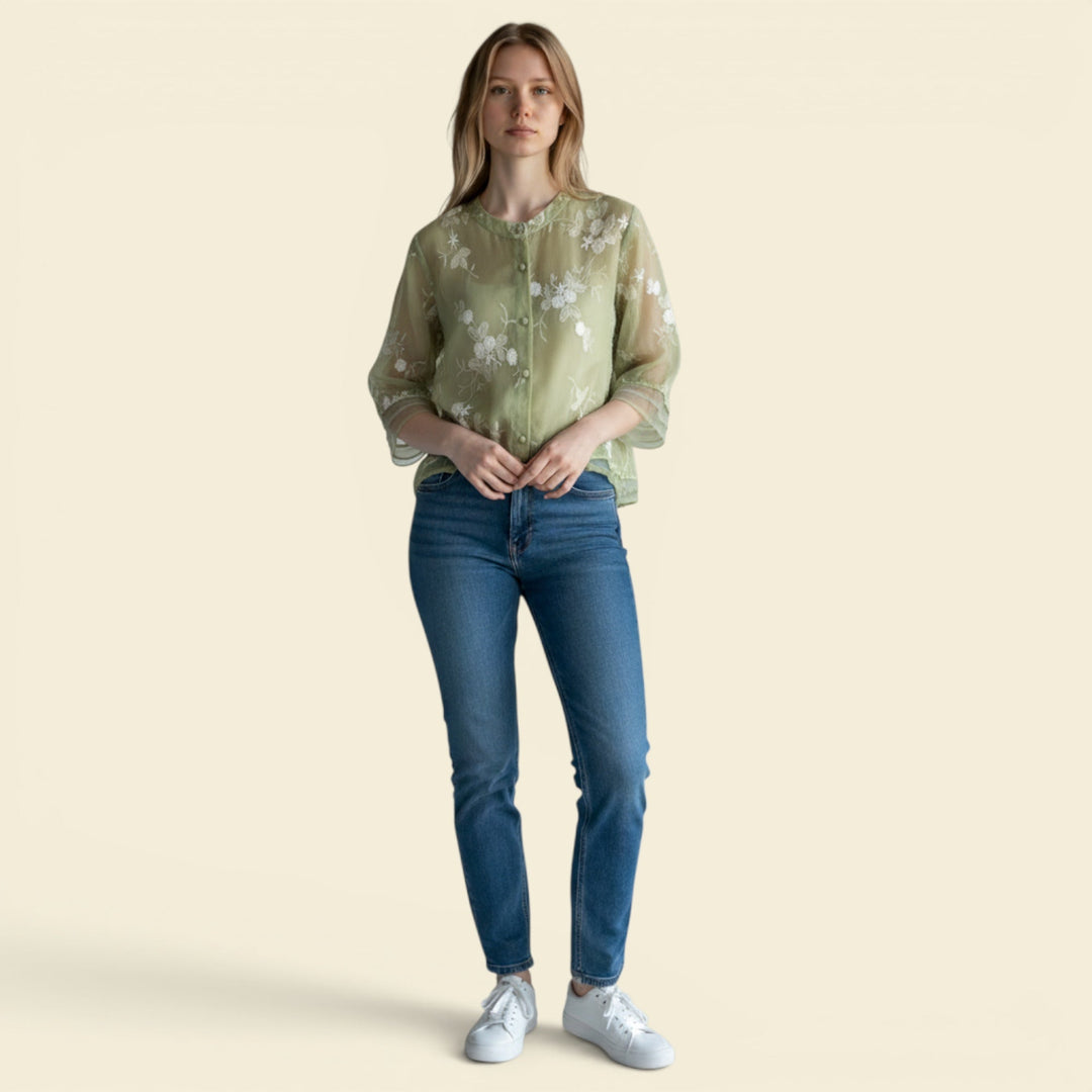Versatile women's summer blouse, relaxed fit, delicate embroidery. Ideal for casual or elegant looks.