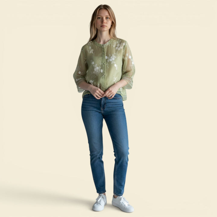 Versatile women's summer blouse, relaxed fit, delicate embroidery. Ideal for casual or elegant looks.