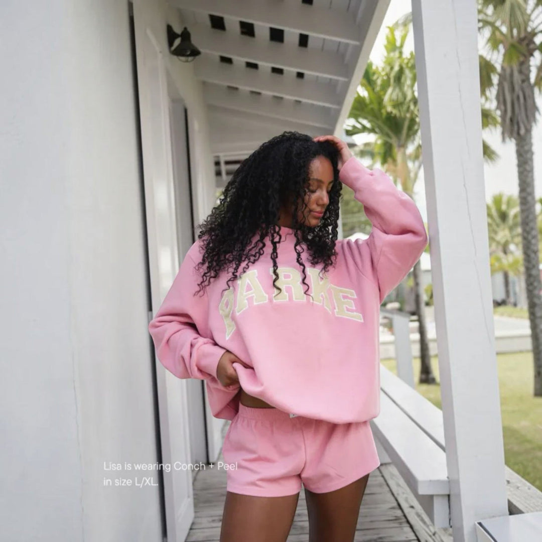 Oversized women's pullover, varsity style & relaxed fit for everyday comfort.
