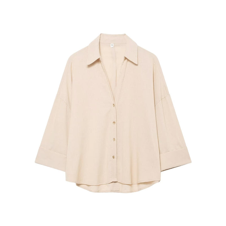 Stylish women's relaxed fit oversized shirt, a versatile button blouse for a chic casual look.