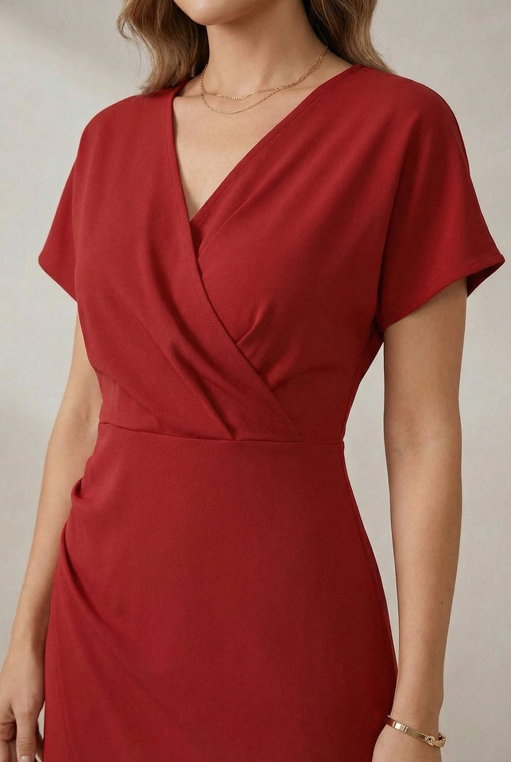 Casual chic women's midi dress with a V-neck, relaxed silhouette, ideal for autumn or everyday comfort.