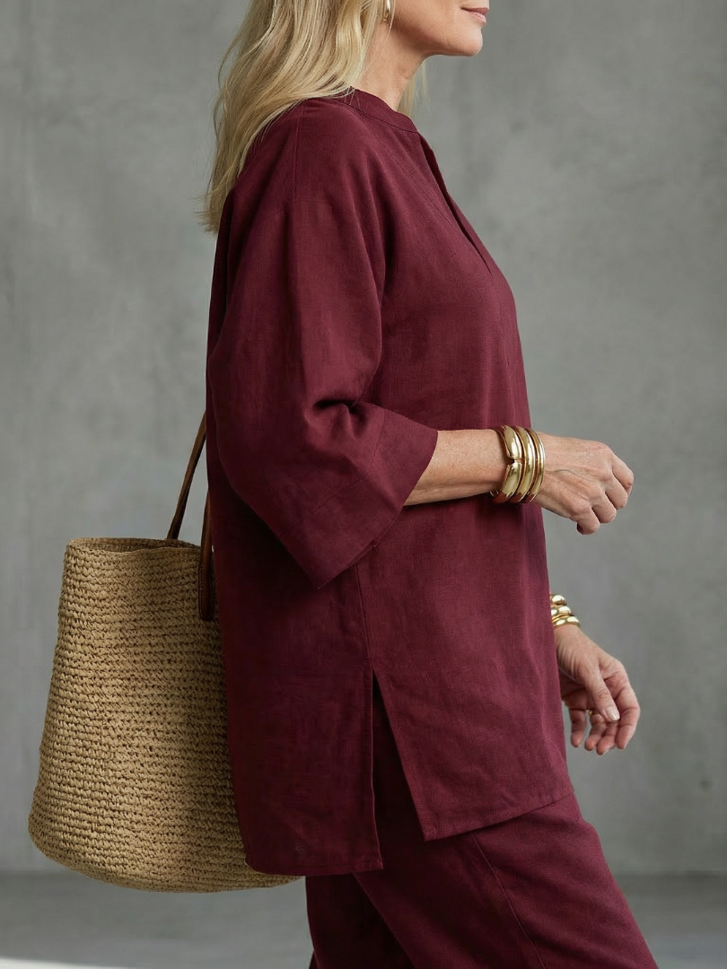 Relaxed fit women's two-piece set: V-neck tunic, gathered trousers & wide sleeves. Effortless style.