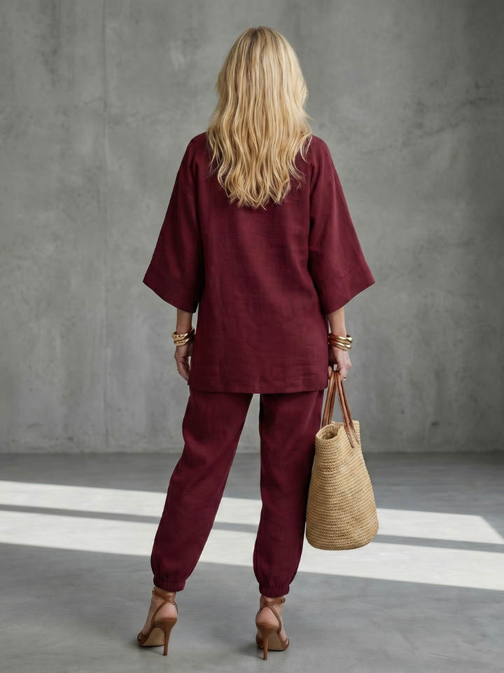 Effortless women's loungewear set: V-neck tunic & comfy gathered trousers. Ideal for everyday comfort.
