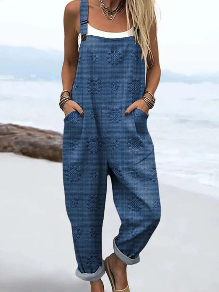 Women's relaxed wide-leg jumpsuit featuring adjustable straps and practical side pockets, perfect for casual wear.