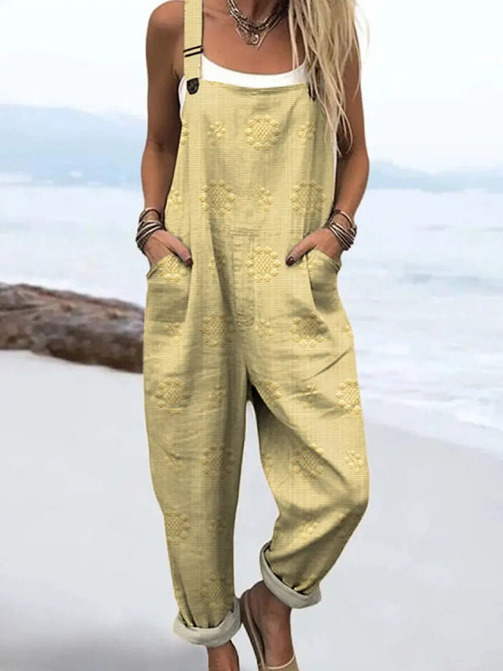 Casual women's wide-leg jumpsuit, perfect for everyday wear, complete with adjustable straps and useful pockets.