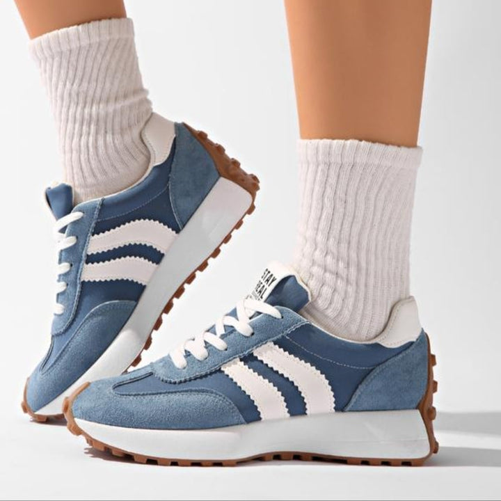 Side view of women's retro casual trainers, showcasing classic style & supportive design for everyday comfort.