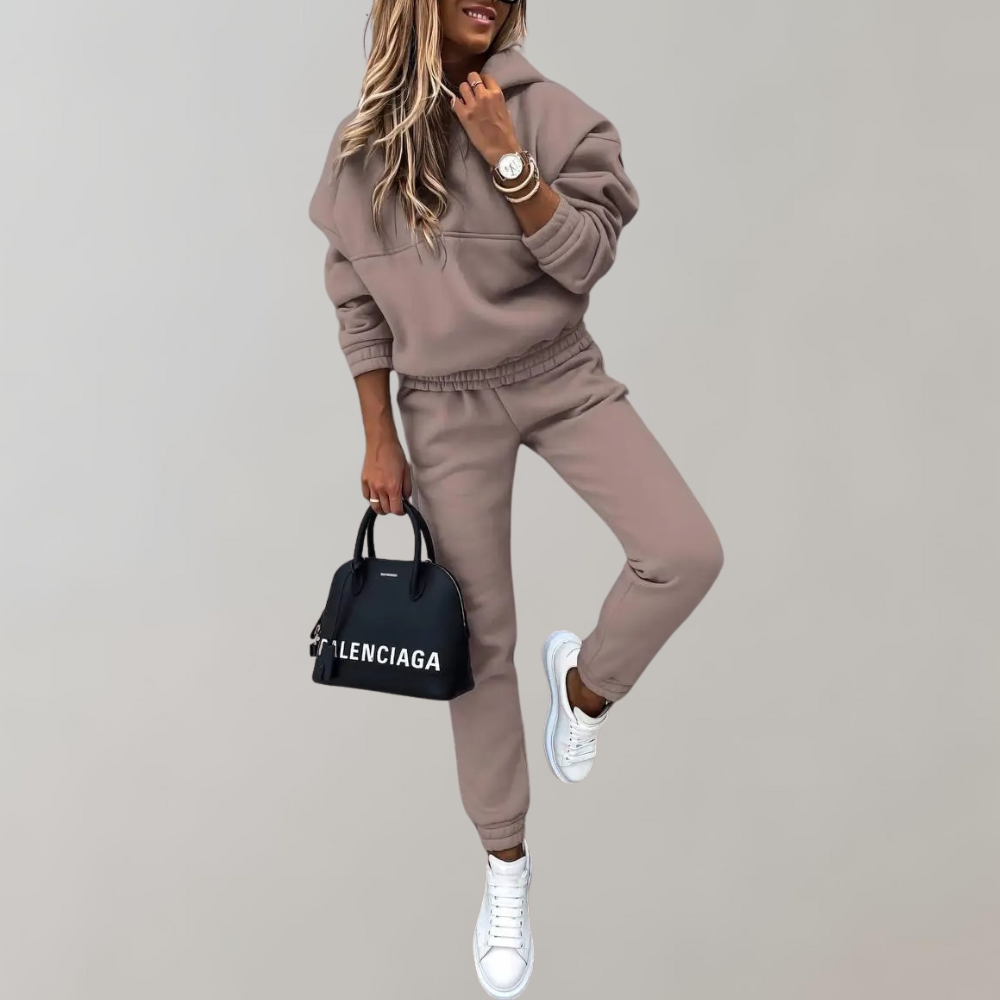 Stylish women's retro activewear jogging suit, a comfortable two-piece hooded set.