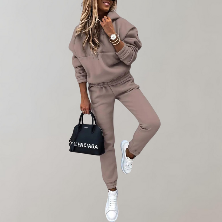 Stylish women's retro activewear jogging suit, a comfortable two-piece hooded set.