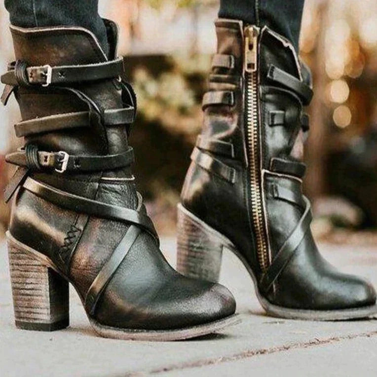 Casual women's retro winter boots offering warmth and comfort. Perfect stylish footwear for everyday cold weather.