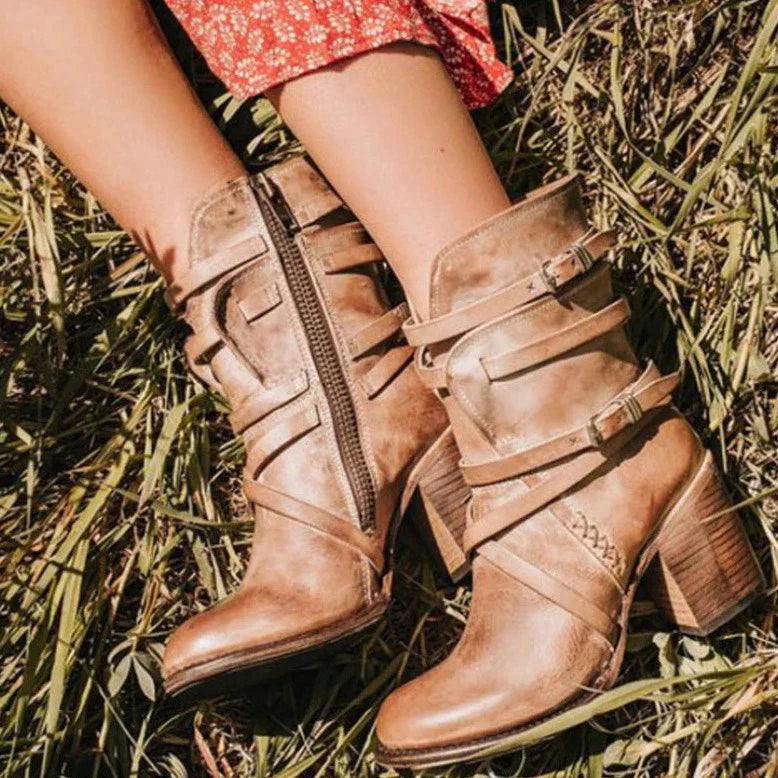 Comfortable women's retro winter boots. Stylish and warm, these elegant boots are essential footwear for cold seasons.