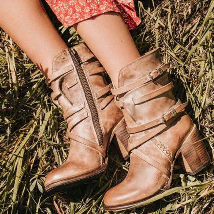 Comfortable women's retro winter boots. Stylish and warm, these elegant boots are essential footwear for cold seasons.