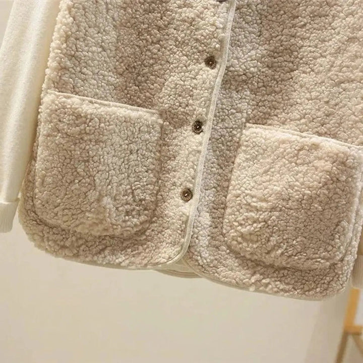 Versatile women's button-front reversible puffer vest. Sleeveless jacket in sherpa fleece for chic winter layering.