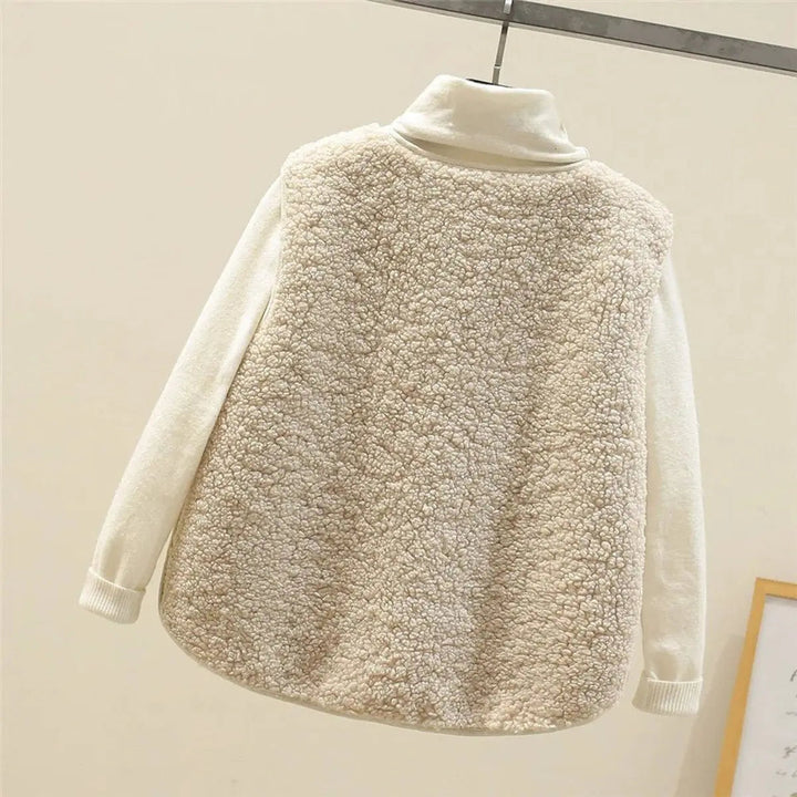 Trendy women's reversible puffer vest. Button-front sherpa gilet, a cozy & practical outerwear piece.