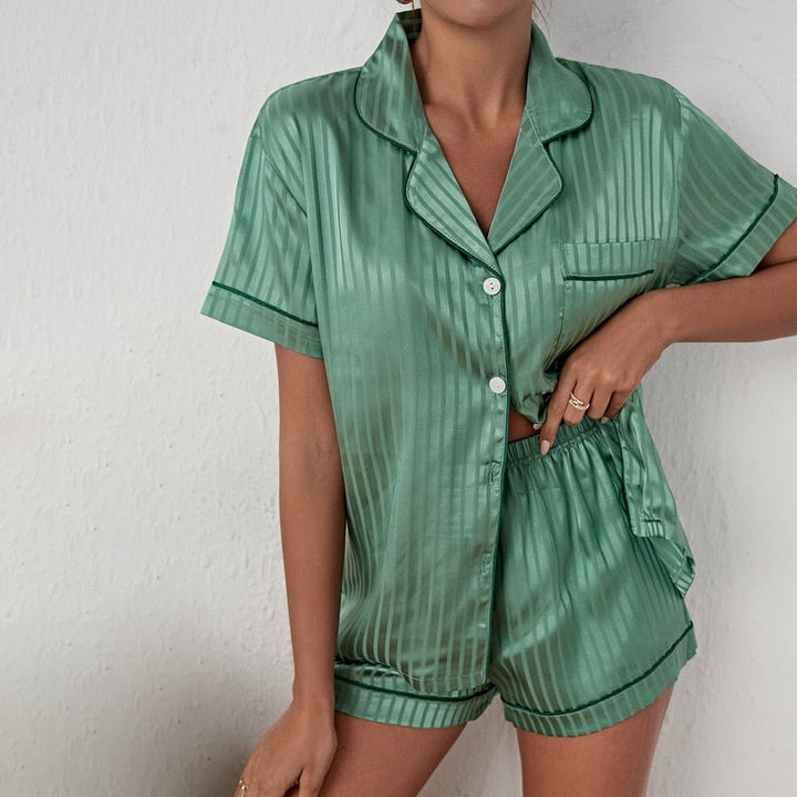 Gift for her: beautiful women's satin pajama set, combining comfort and elegance.