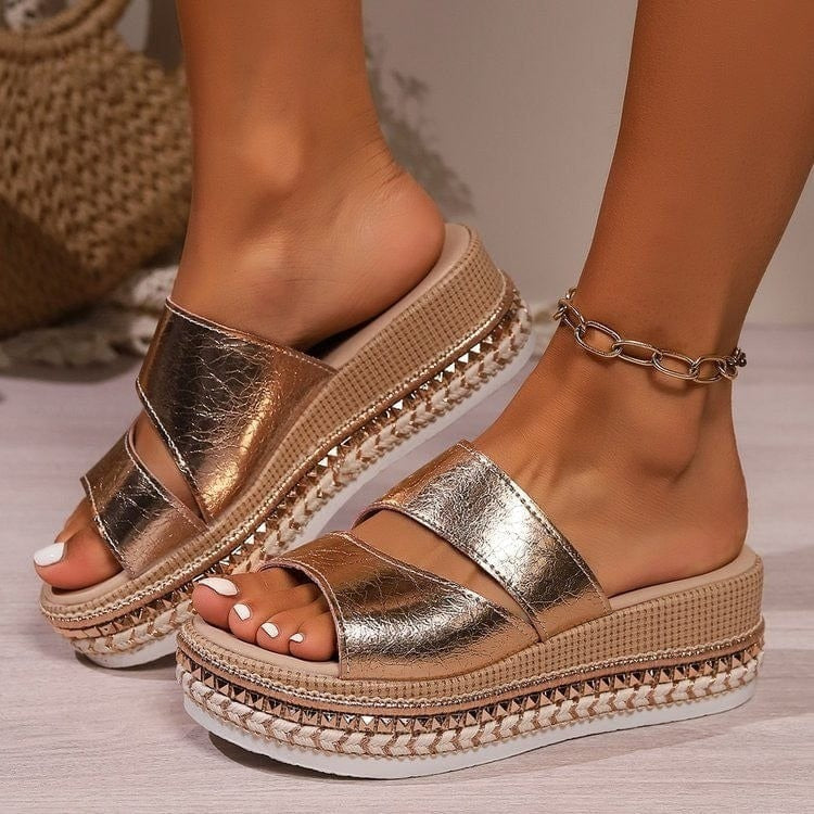 Versatile women's shiny platform sandals in gold, ideal for comfortable holiday wear & casual summer style.
