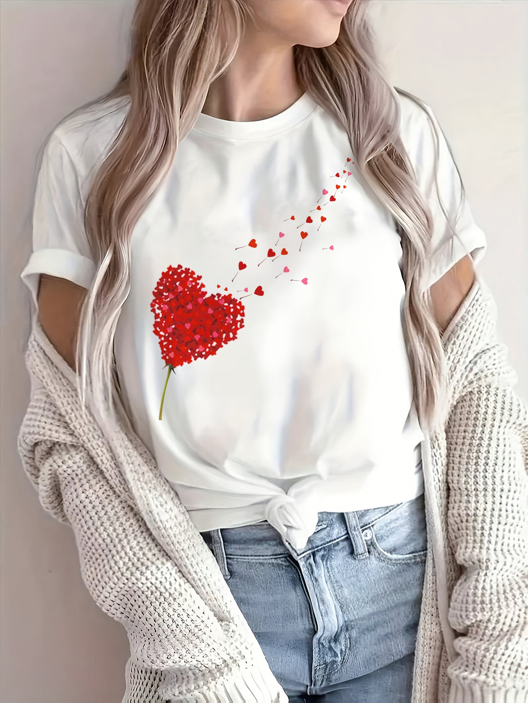 Casual women's t-shirt with a charming heart & floral print. Round neck and short sleeves, ideal for spring & summer fashion.