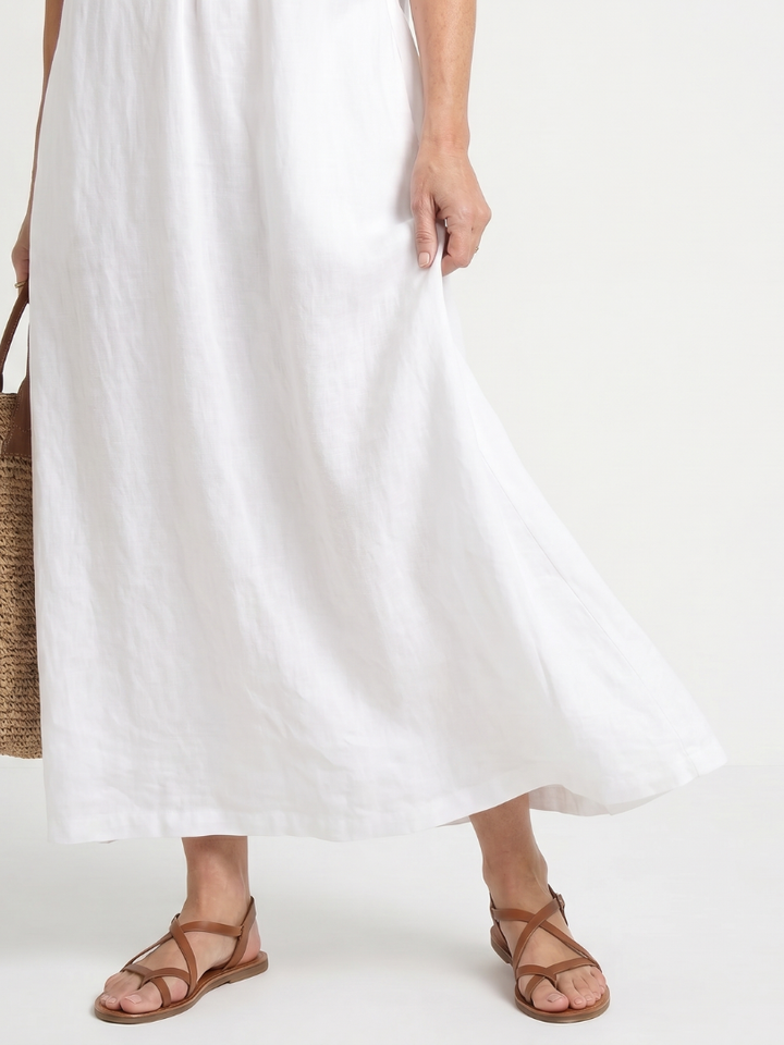 Chic casual women's midi dress, sleeveless V-neck, with fashionable ruffle detailing.
